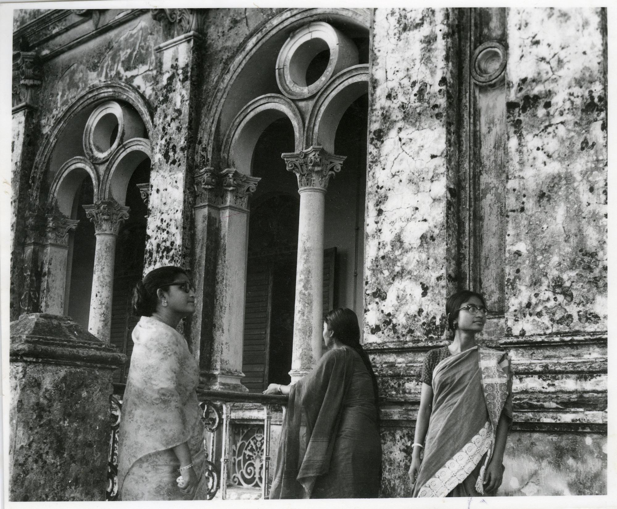 Issue 14 — Witness. Artist Alea Ferdous and others before Rupnogar Jamindar Bari, photograph by Sayeeda Khanam.